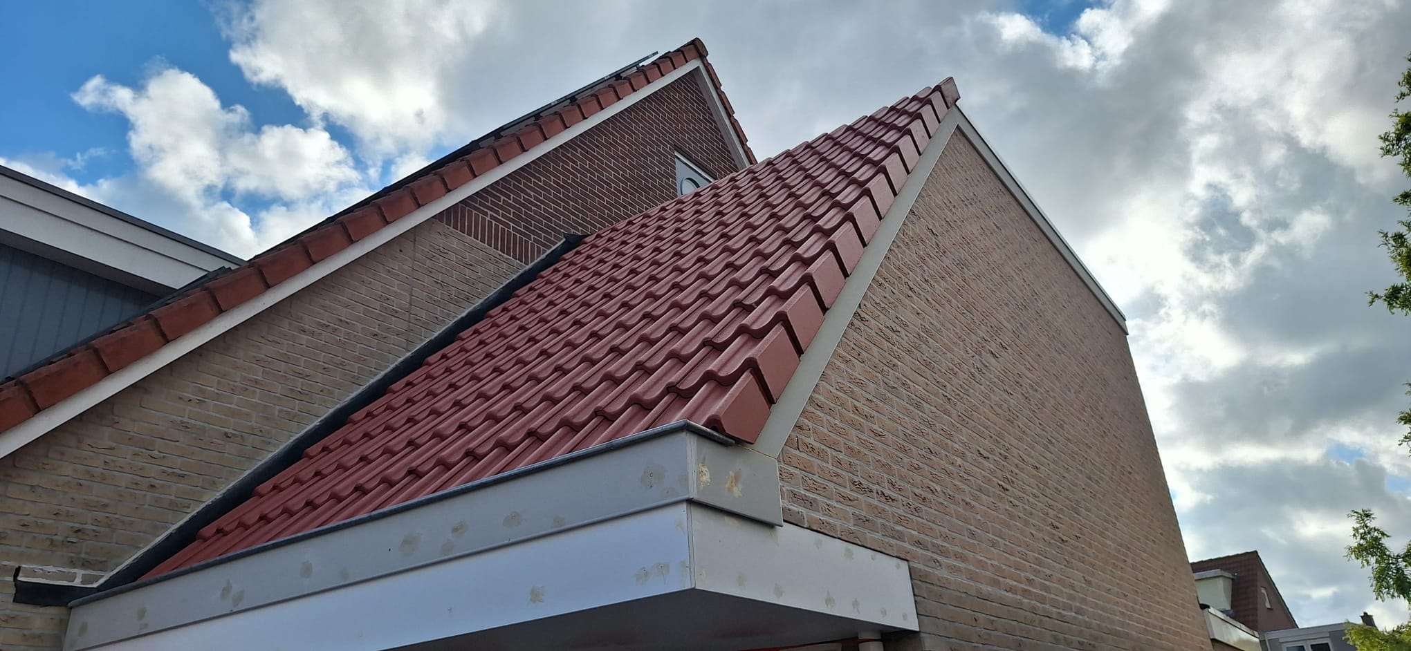 Afgewerkte dakopbouw met dakpannen in De Goorn