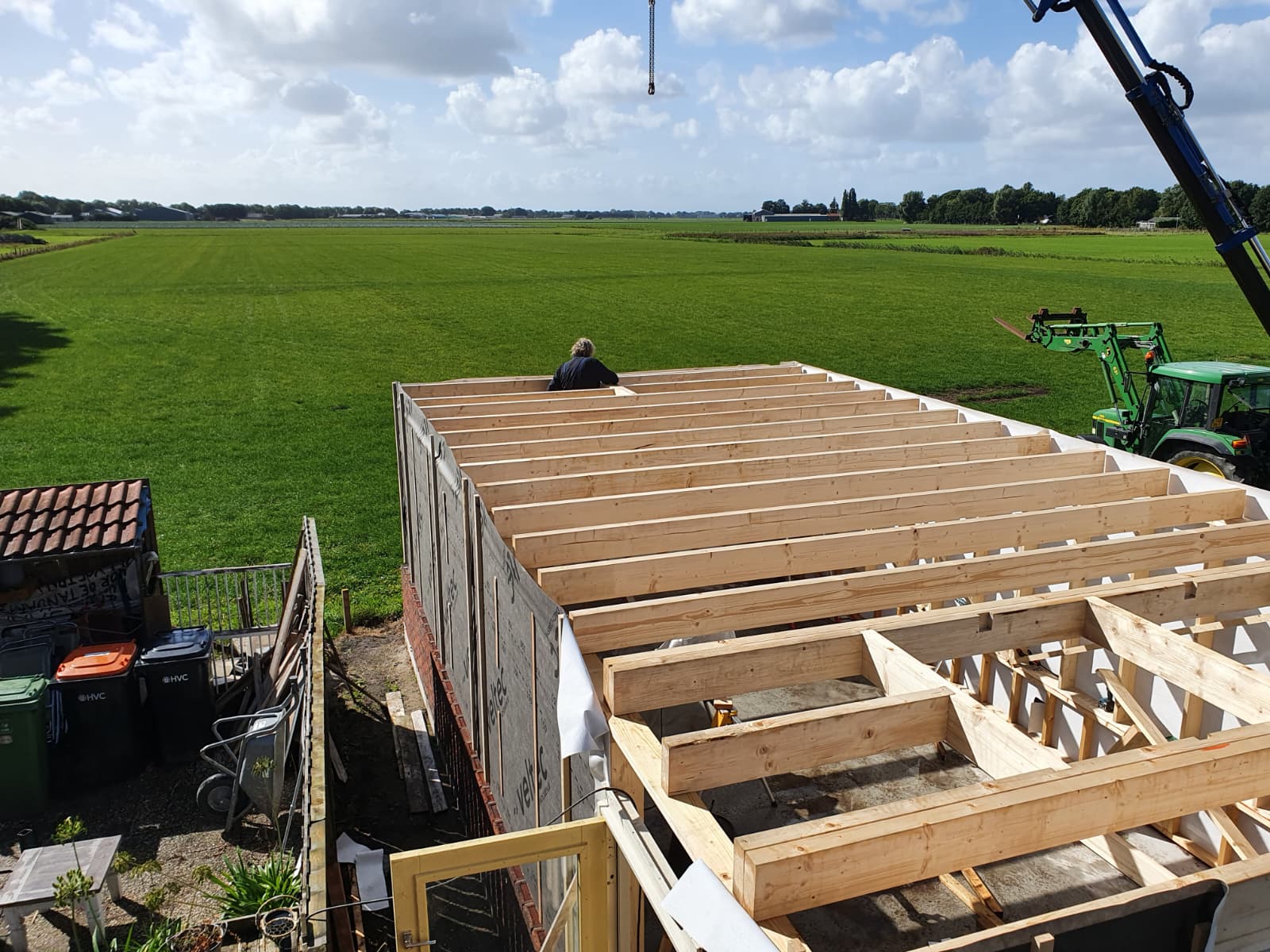 Houten dakopbouw van de schuur vanaf bovenaf